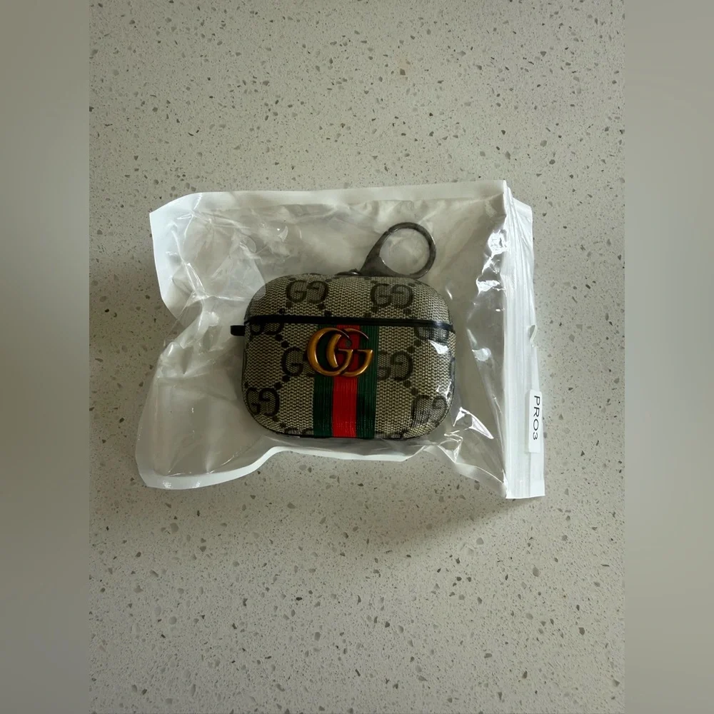 DESIGNER AIRPOD PRO GENERATION 3 PROTECTIVE CASE W/KEYRING - Picture 6 of 6